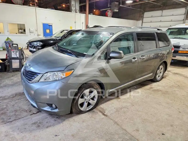 2011 Toyota SIENNA фото