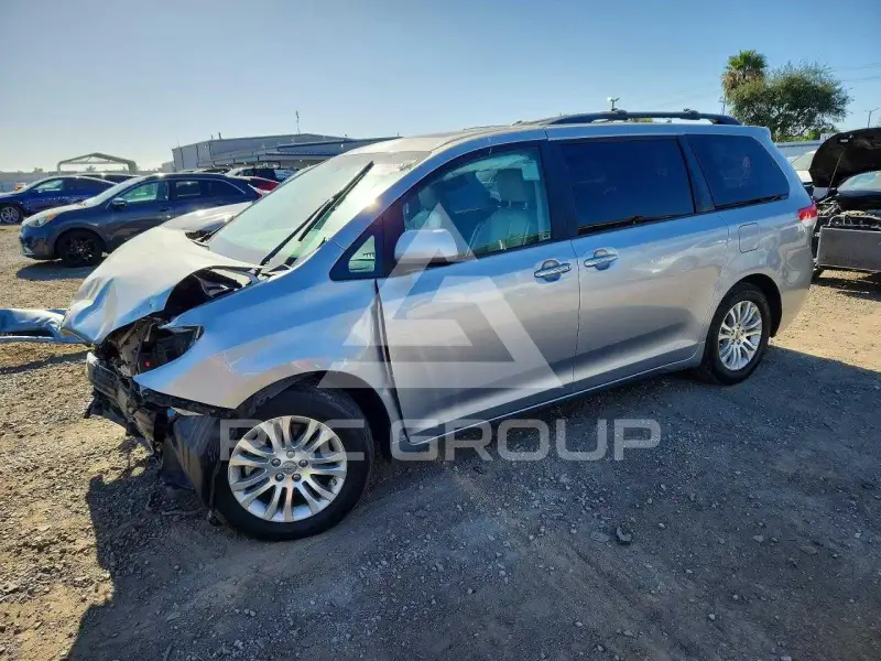 2011 Toyota SIENNA photo