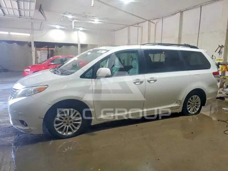 2011 Toyota SIENNA фото