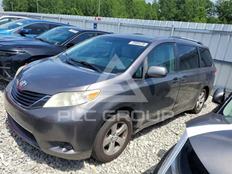 2011 Toyota SIENNA фото