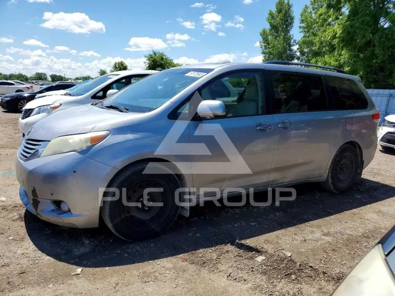 2011 Toyota SIENNA photo