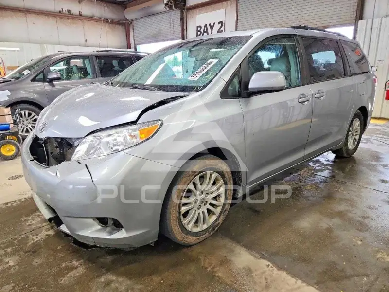 2011 Toyota SIENNA photo
