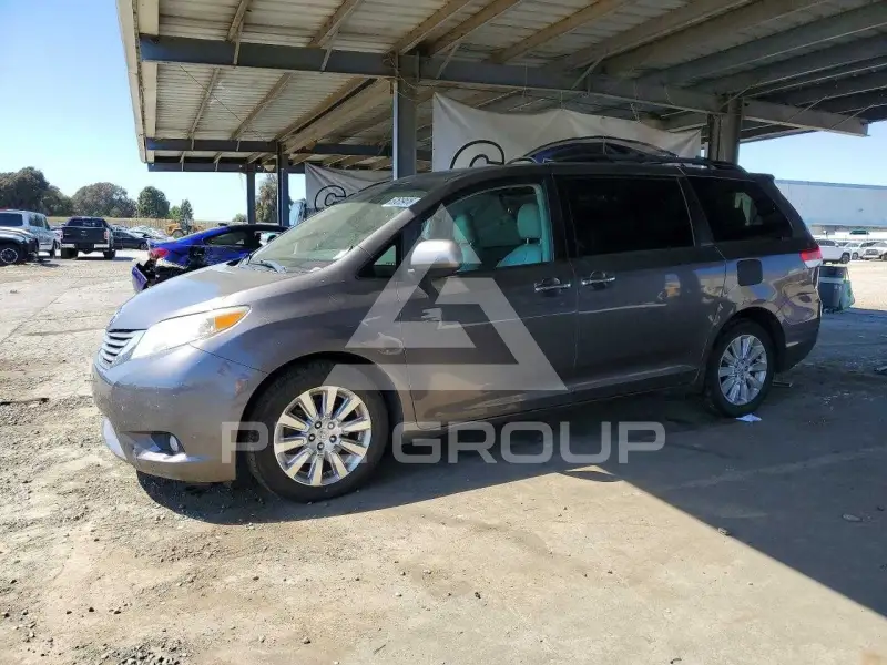 2011 Toyota SIENNA photo