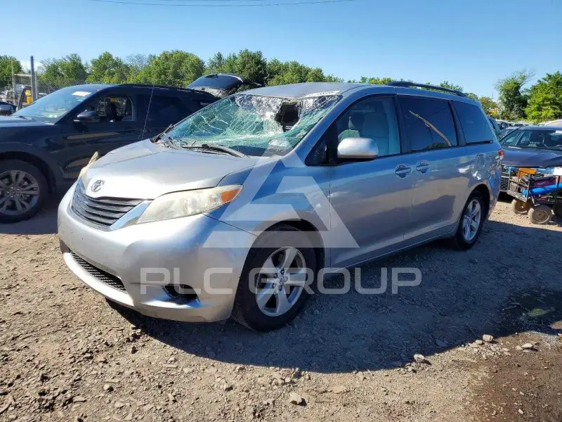 2011 Toyota SIENNA photo