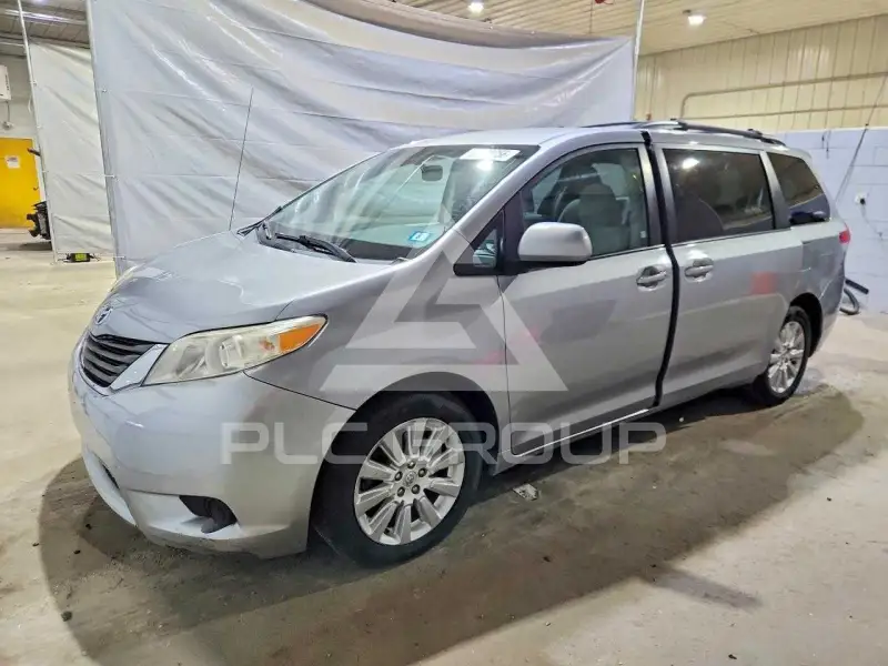 2011 Toyota SIENNA фото