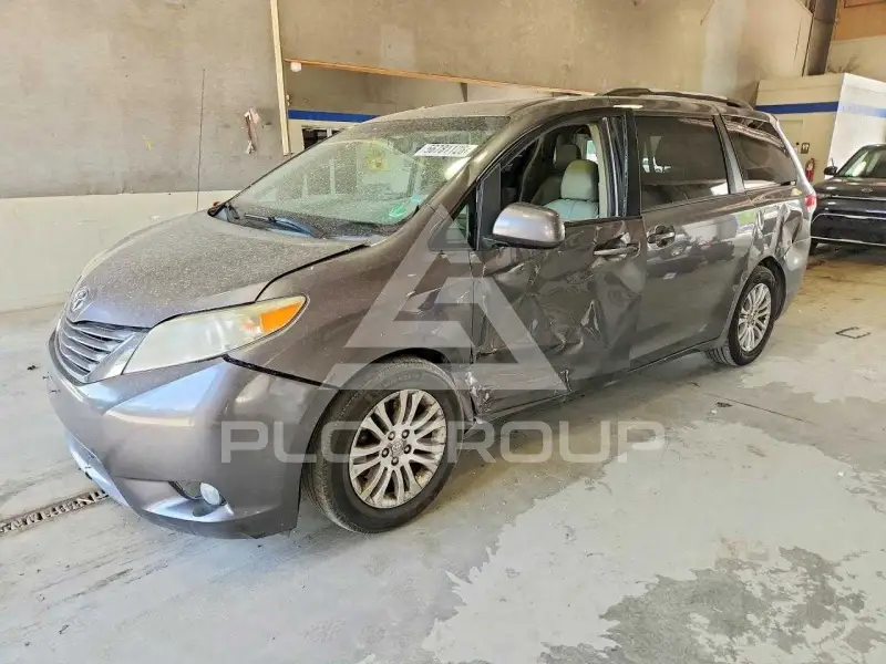 2011 Toyota SIENNA photo