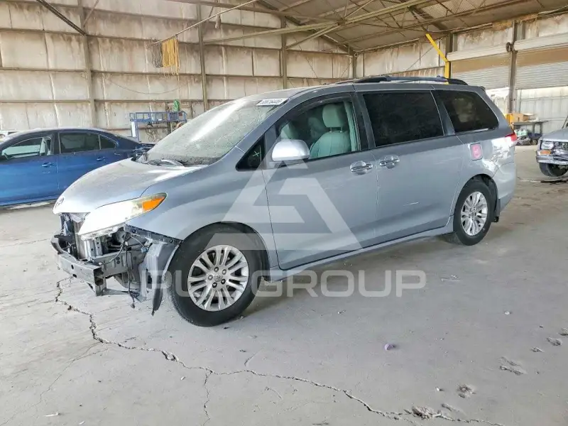 2011 Toyota SIENNA фото