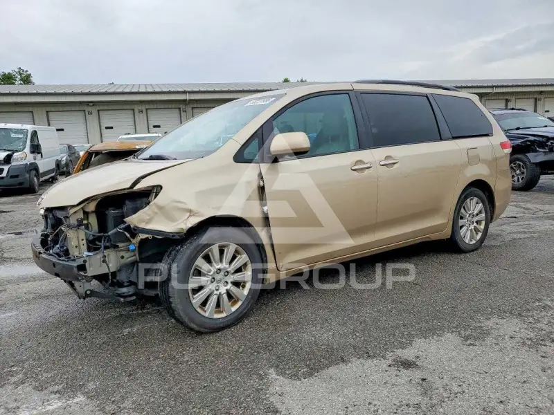 2011 Toyota SIENNA photo