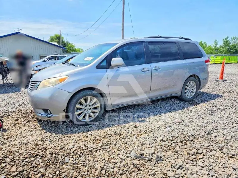 2011 Toyota SIENNA photo