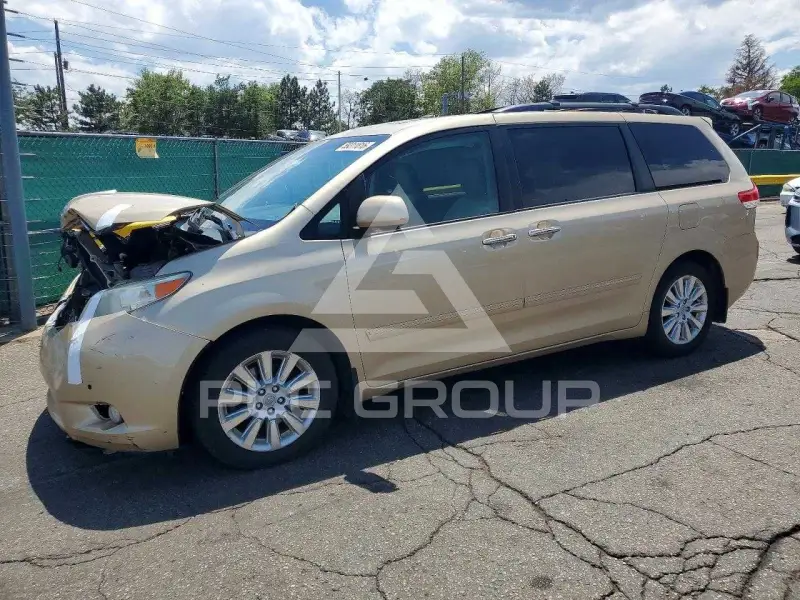 2011 Toyota SIENNA photo