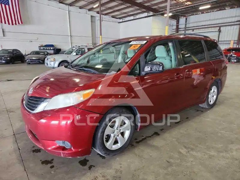 2011 Toyota SIENNA photo