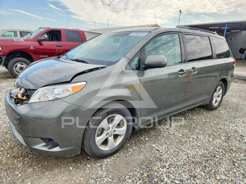 2011 Toyota SIENNA photo