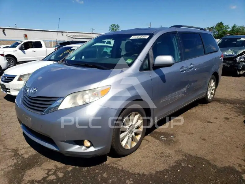2011 Toyota SIENNA photo