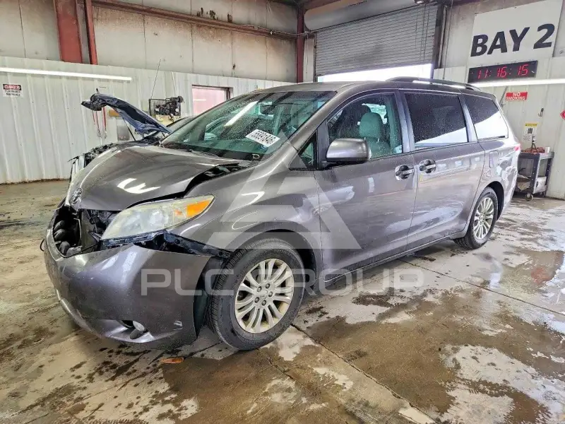 2011 Toyota SIENNA photo