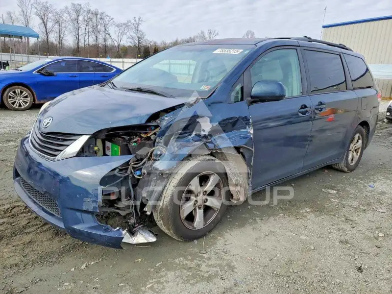 2011 Toyota SIENNA photo