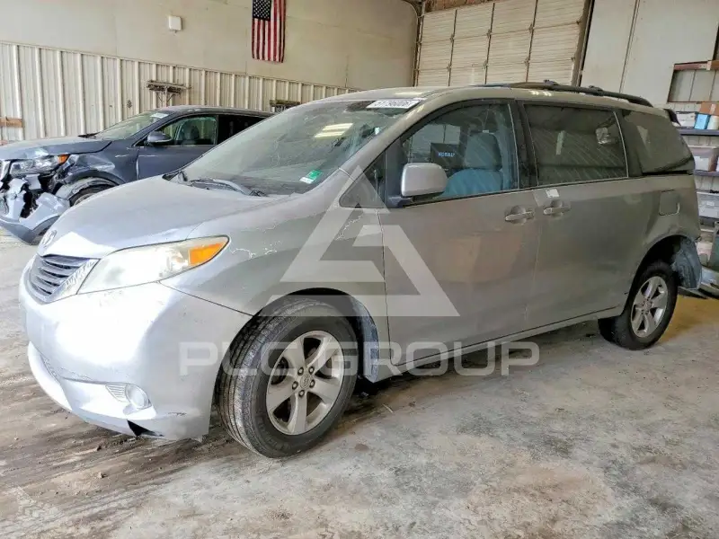 2011 Toyota SIENNA фото