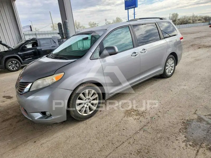 2011 Toyota SIENNA фото