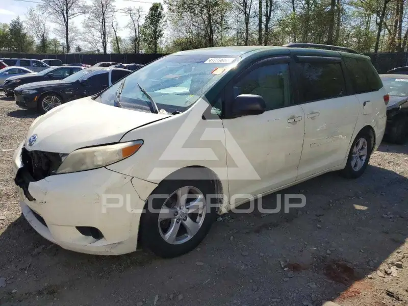 2011 Toyota SIENNA photo
