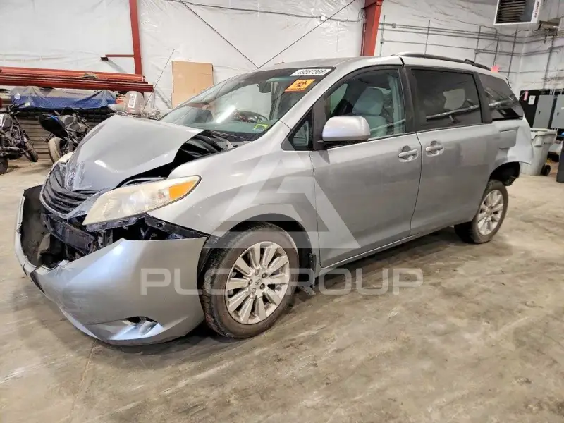 2011 Toyota SIENNA фото