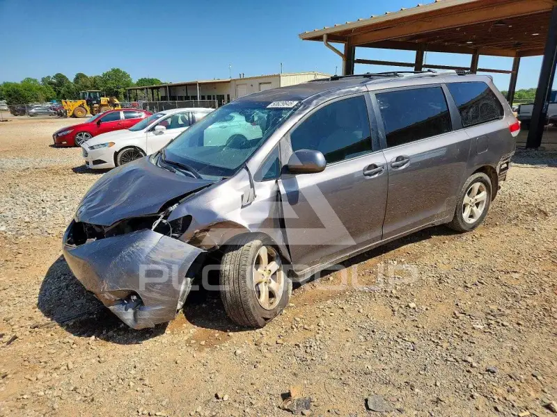 2011 Toyota SIENNA фото