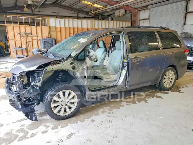 2011 Toyota SIENNA фото