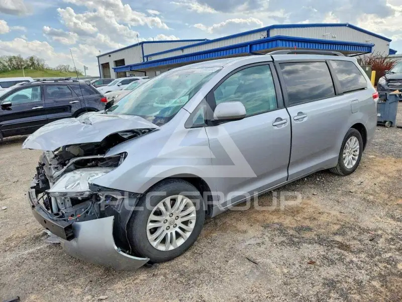 2011 Toyota SIENNA photo