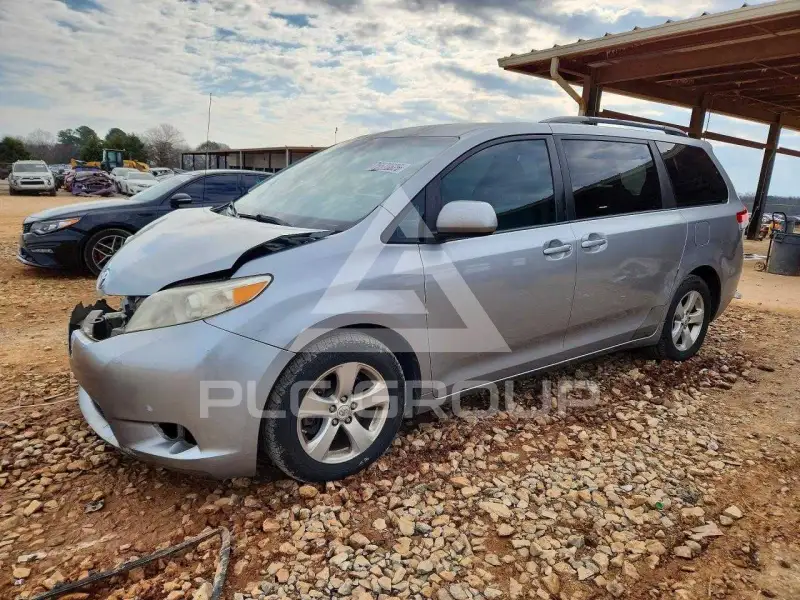 2011 Toyota SIENNA фото