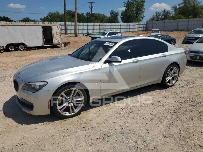 2012 BMW 750 фото