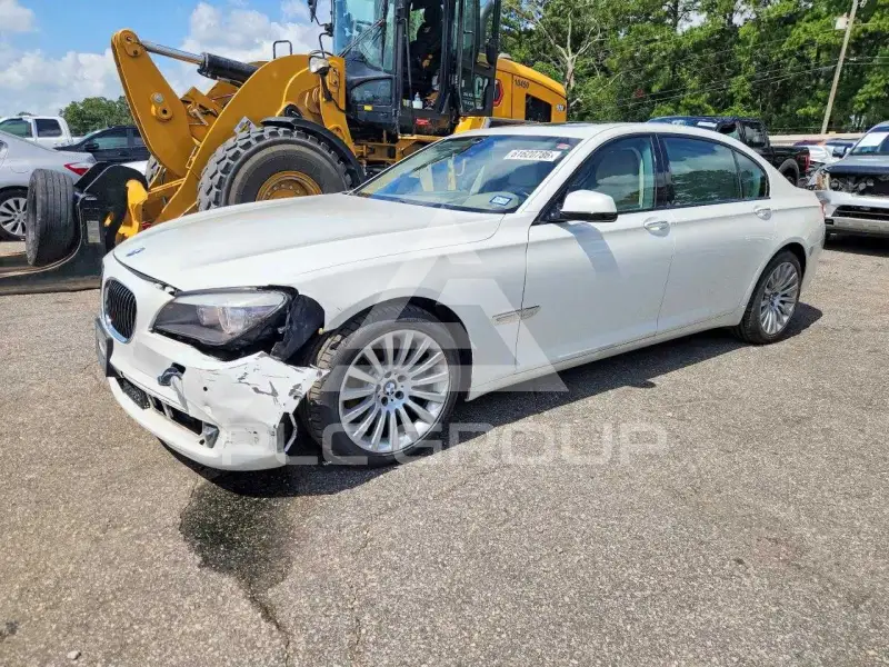 2012 BMW 750 фото