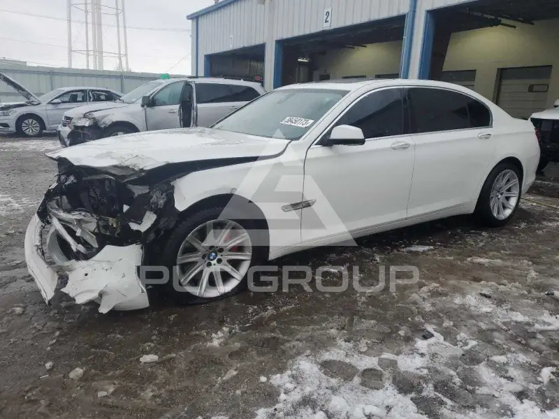 2012 BMW 750 фото