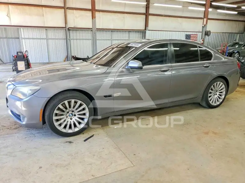 2012 BMW 750 фото