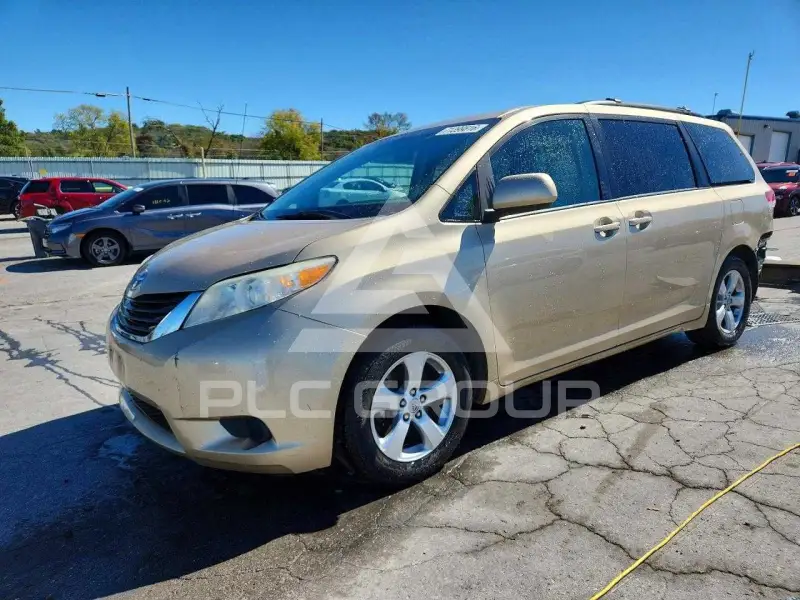 2012 Toyota SIENNA photo