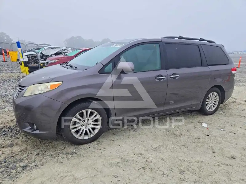 2012 Toyota SIENNA фото
