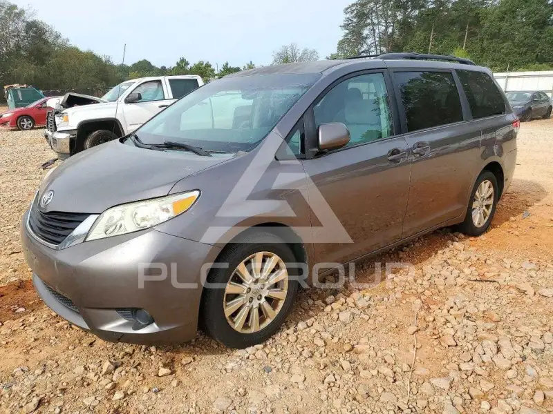 2012 Toyota SIENNA фото