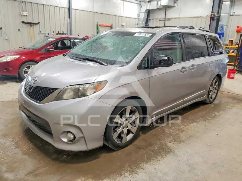 2012 Toyota SIENNA photo
