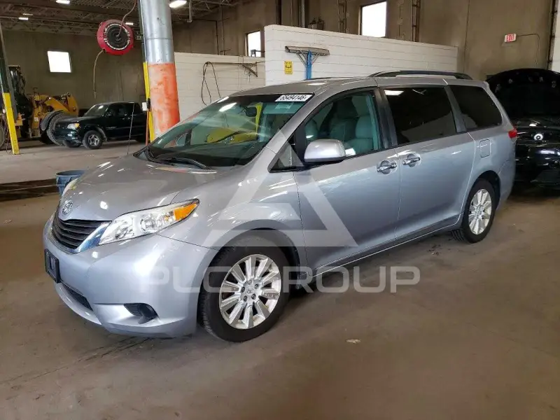 2012 Toyota SIENNA photo