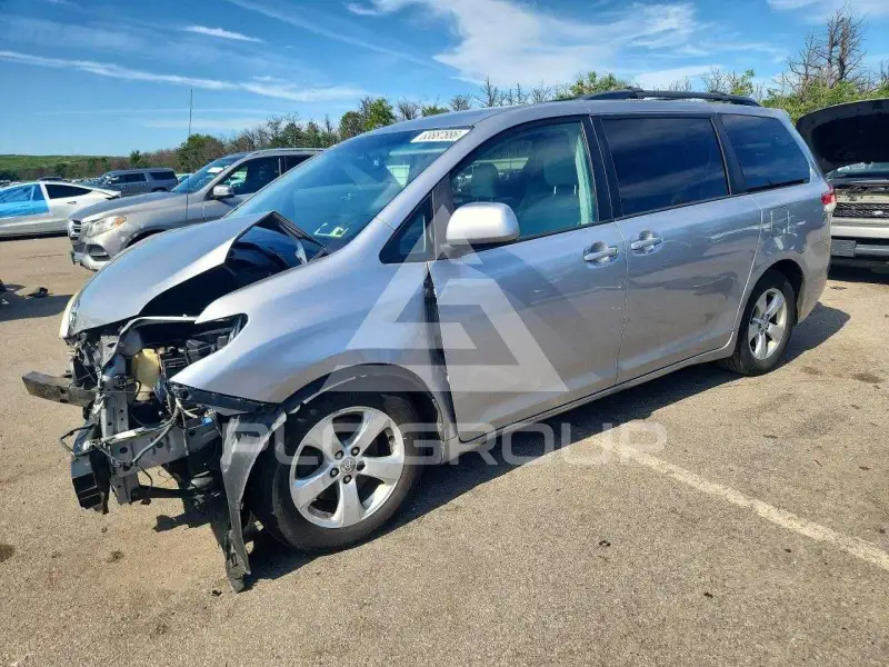 2012 Toyota SIENNA photo
