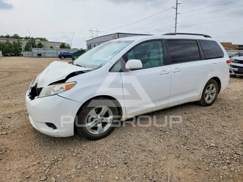 2012 Toyota SIENNA photo