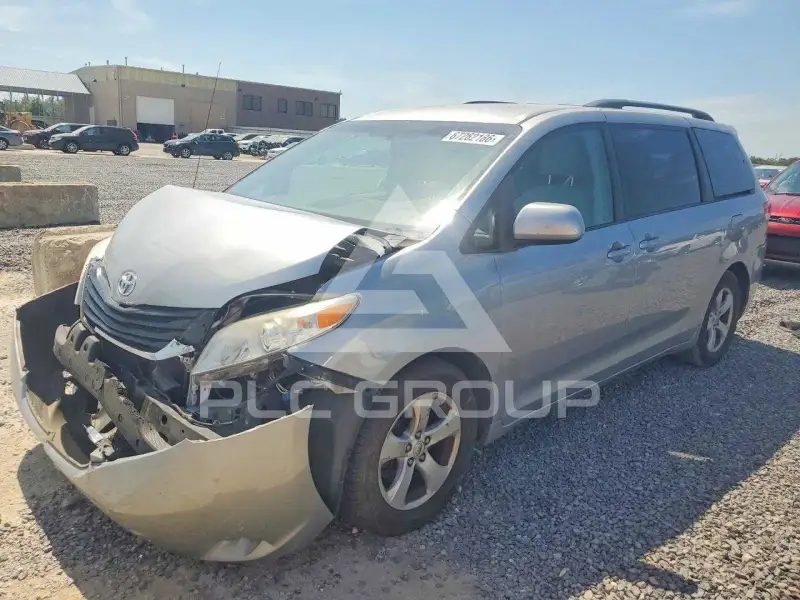2012 Toyota SIENNA photo