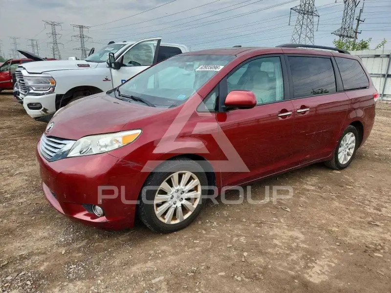 2012 Toyota SIENNA photo