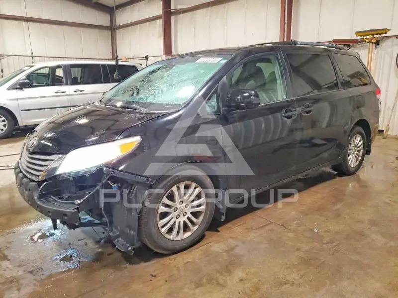 2012 Toyota SIENNA photo