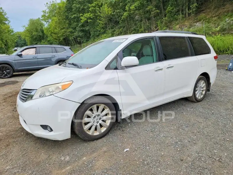 2012 Toyota SIENNA photo