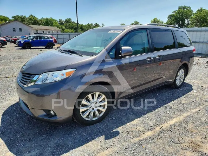 2012 Toyota SIENNA photo