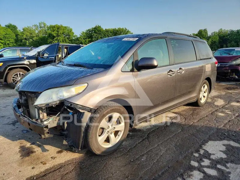 2012 Toyota SIENNA фото