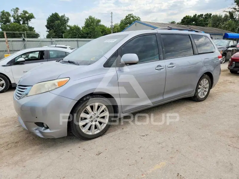 2012 Toyota SIENNA фото