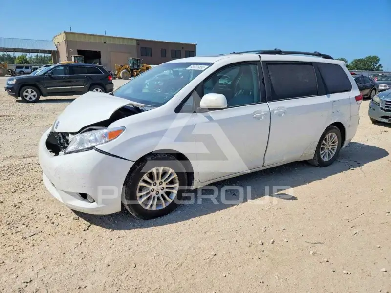 2012 Toyota SIENNA photo