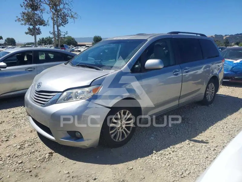 2012 Toyota SIENNA photo