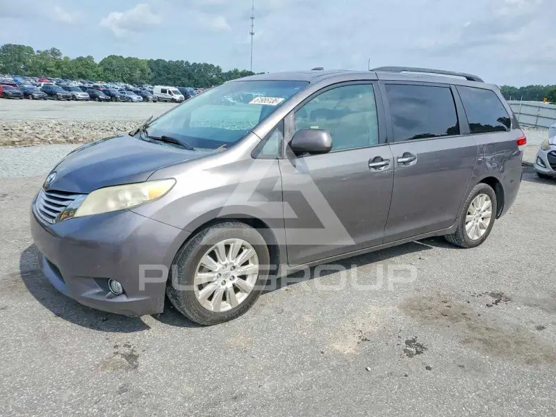 2012 Toyota SIENNA photo