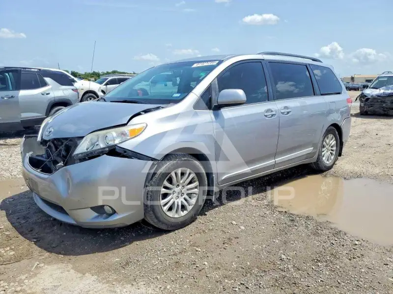 2012 Toyota SIENNA photo