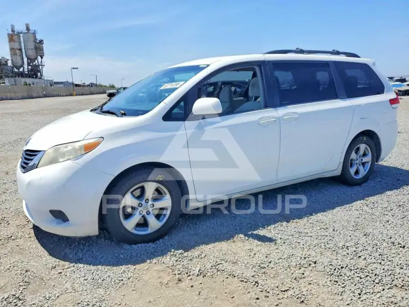 2012 Toyota SIENNA фото